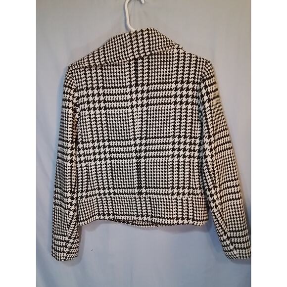 Liz Clayborn - Picture 3 of 5